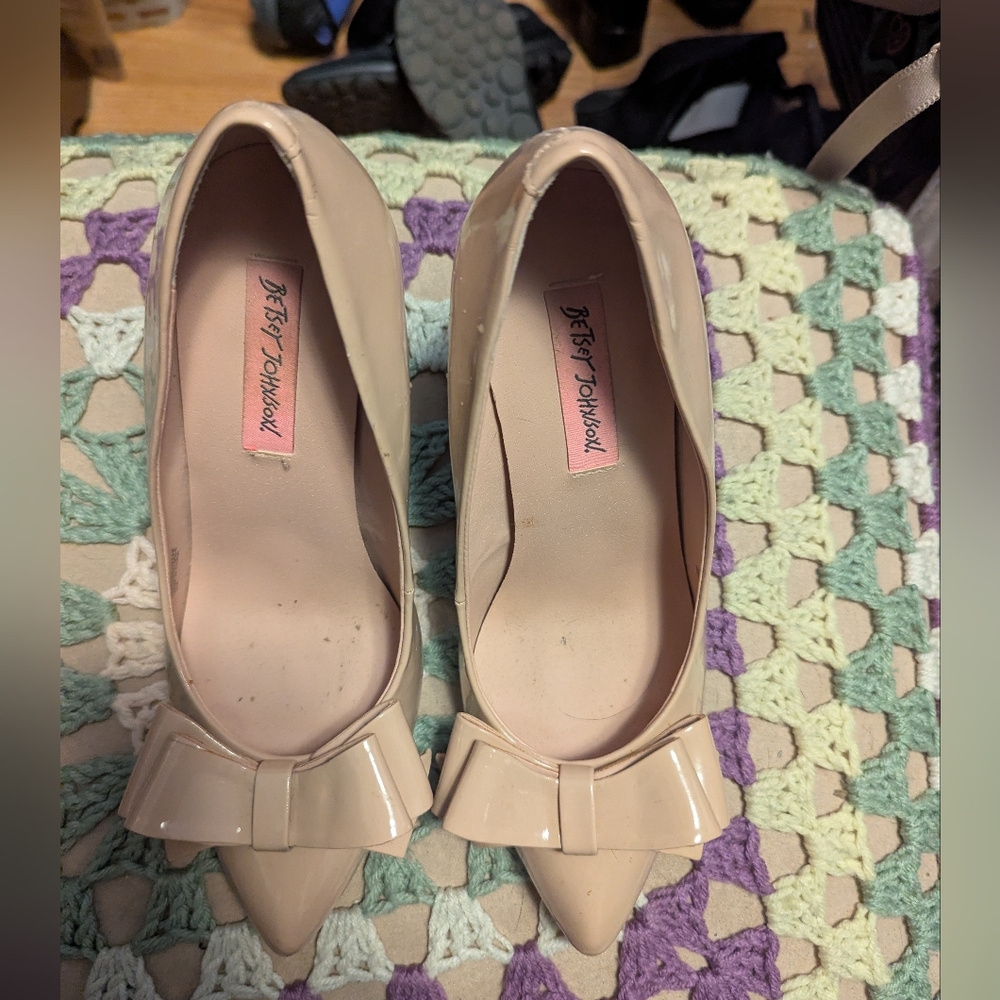 Betsey Johnson Women's Cream Bow Pumps